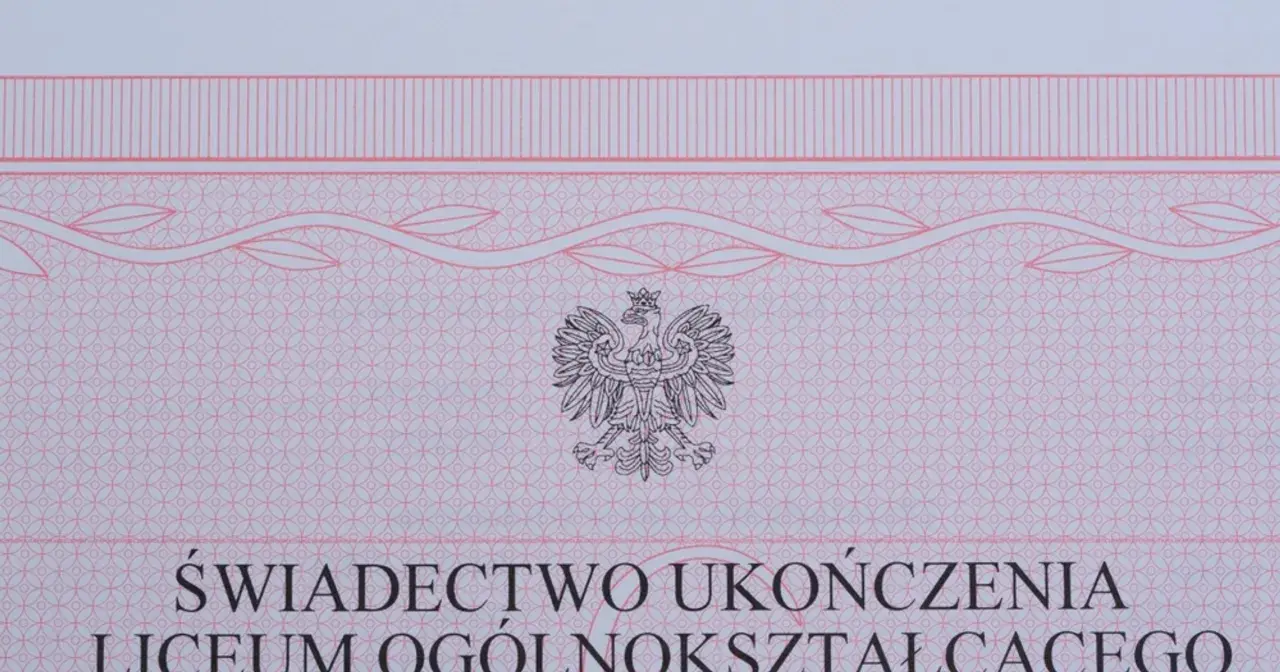 Fragment świadectwa ukończenia liceum ogólnokształcącego z godłem Polski.