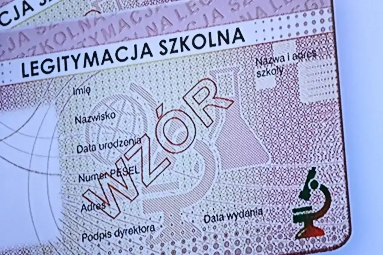 Szukasz informacji, ile kosztuje wyrobienie legitymacji szkolnej? Na zdjęciu widać wzór dokumentu z polami na dane ucznia i szkoły.