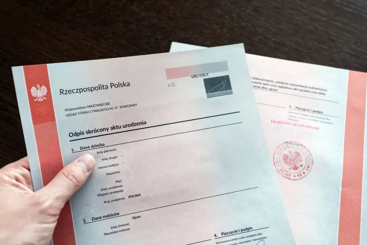 Fragment polskiego odpisu skróconego aktu urodzenia z danymi dziecka i rodziców.