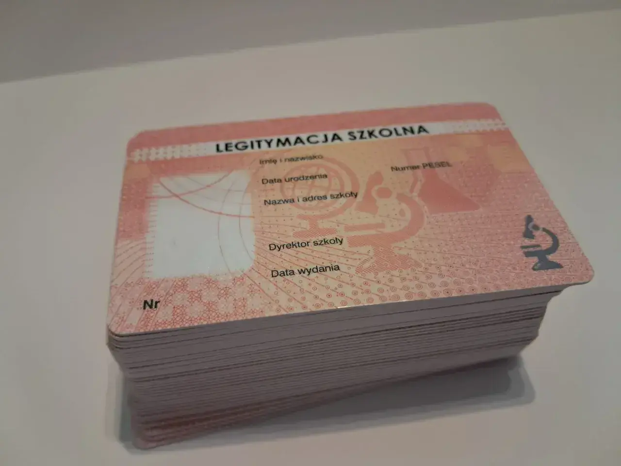 Stos legitymacji szkolnych, gdzie widoczny jest numer legitymacji szkolnej (Nr).