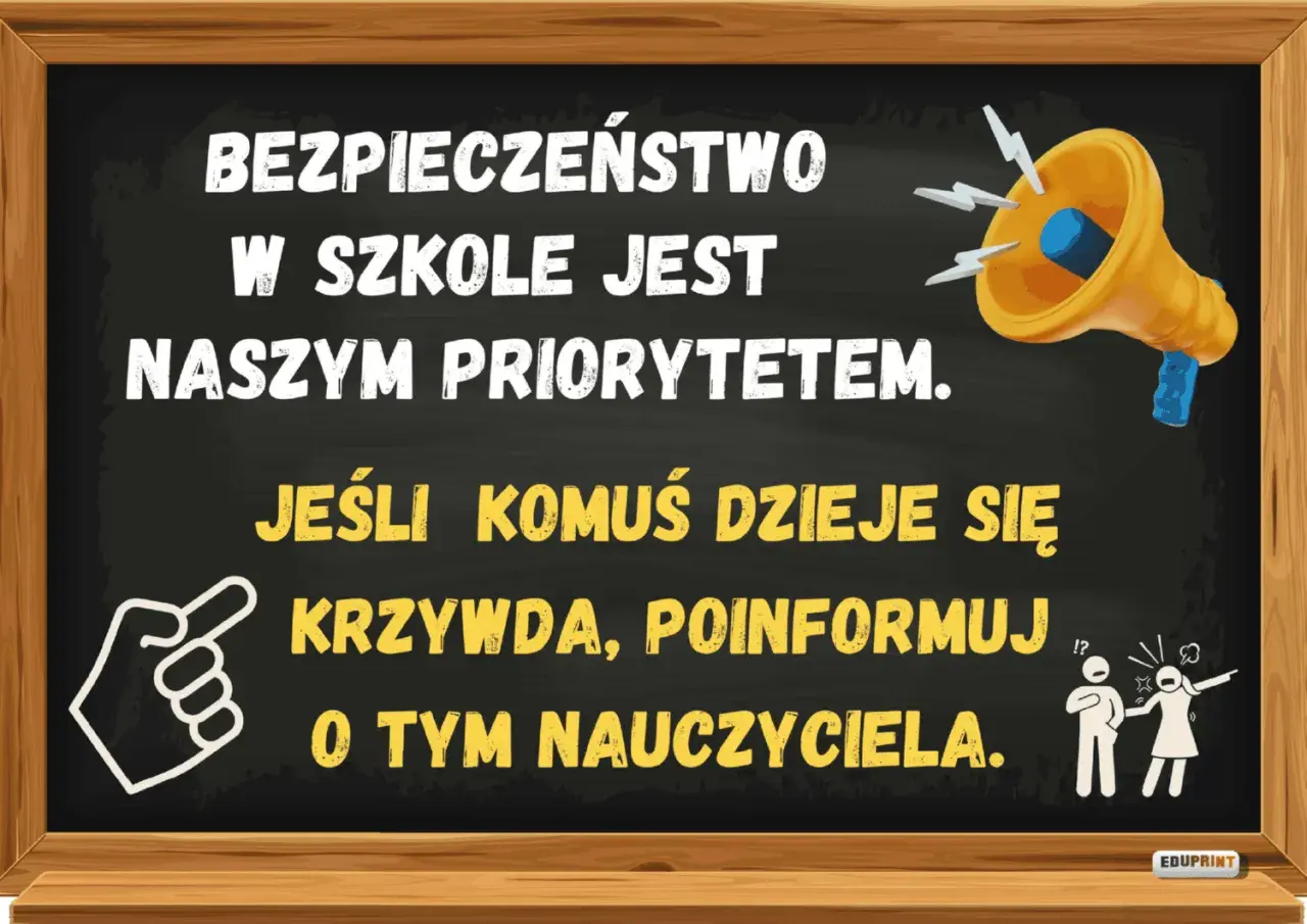 Czarna tablica z napisem "Bezpieczeństwo w szkole jest naszym priorytetem. Jeśli komuś dzieje się krzywda, poinformuj o tym nauczyciela.
