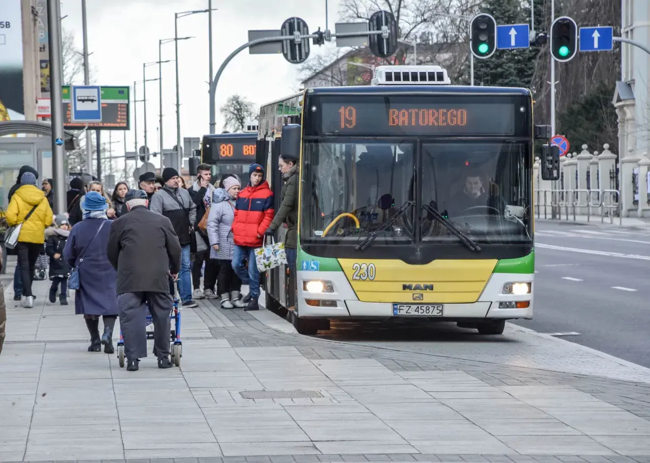 Ile zarabia kierowca autobusu szkolnego? Zaskakujące fakty o pensjach