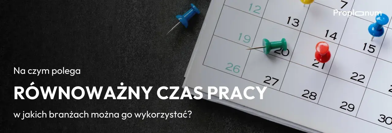 Zbliżenie na kalendarz z kolorowymi pinezkami zaznaczającymi dni.