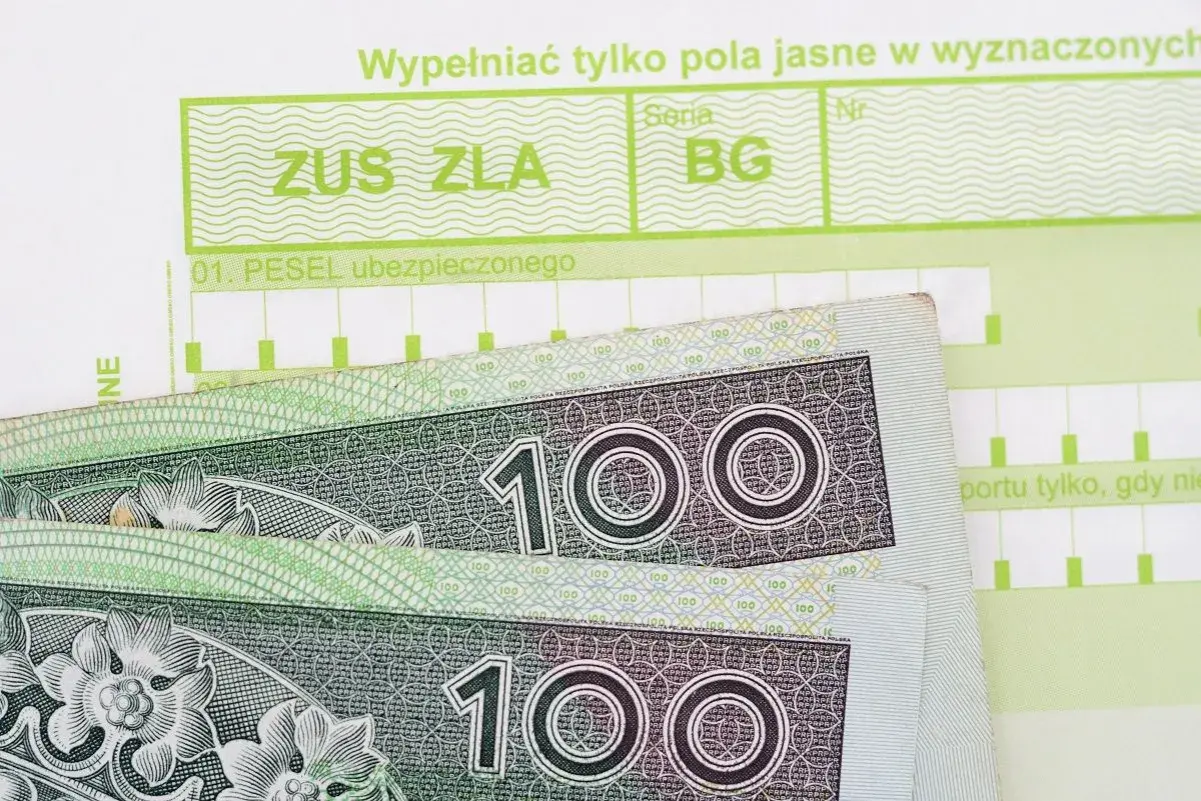 ZUS ZLA i banknoty 100 zł. Czy to kod a na zwolnieniu lekarskim, czy może wynagrodzenie?