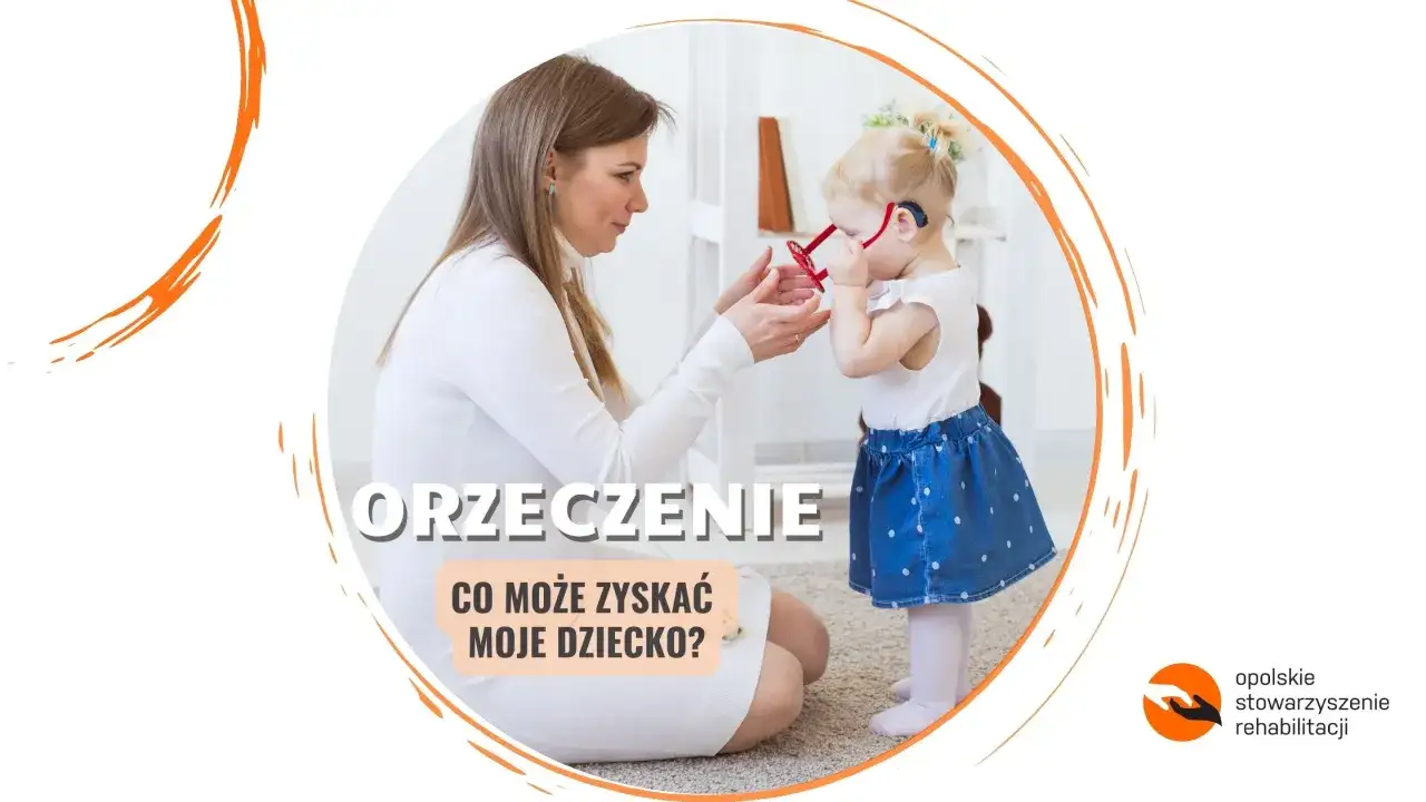 Orzeczenie dla dziecka, wniosek EPD 21. Kobieta pomaga dziecku założyć okulary.