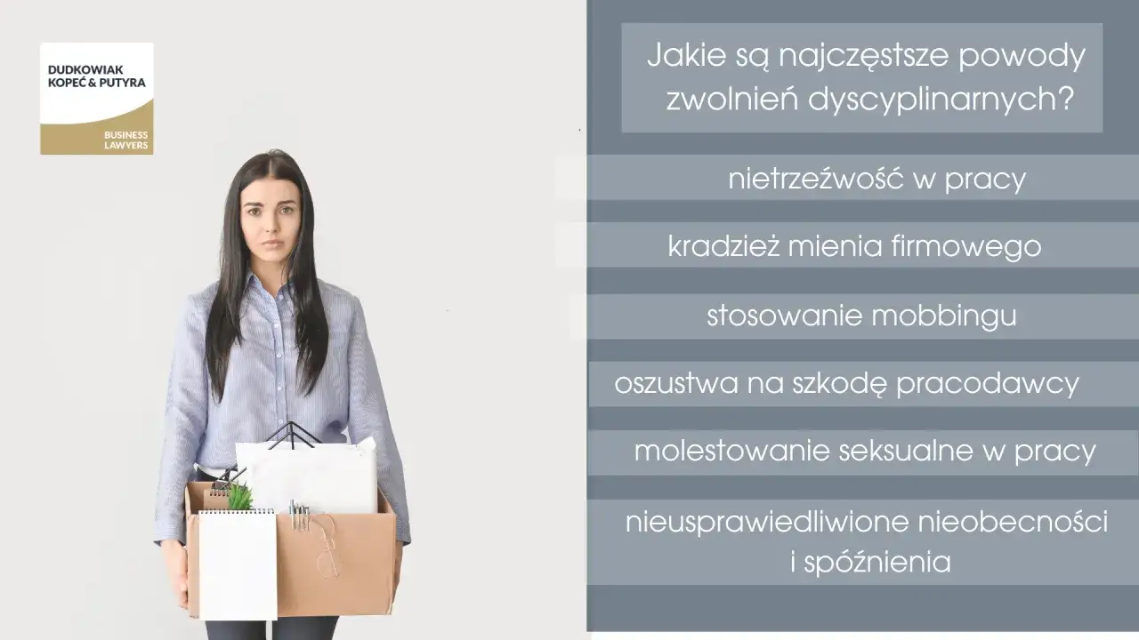 Kobieta z kartonem rzeczy osobistych, symbolizująca zwolnienie. Obok lista powodów, w tym nietrzeźwość, kradzież, mobbing, oszustwa, molestowanie, nieusprawiedliwione nieobecności i spóźnienia – wszystko to może prowadzić do kary porządkowej.