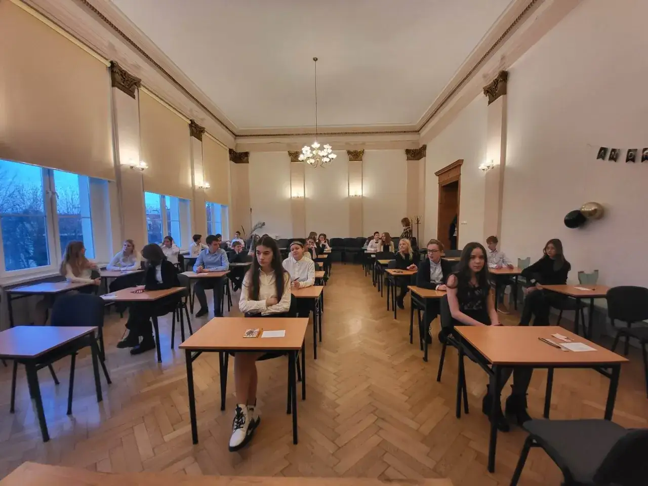 Uczniowie siedzą w ławkach, skupieni na zadaniach. Czas na egzamin ósmoklasisty płynie nieubłaganie.