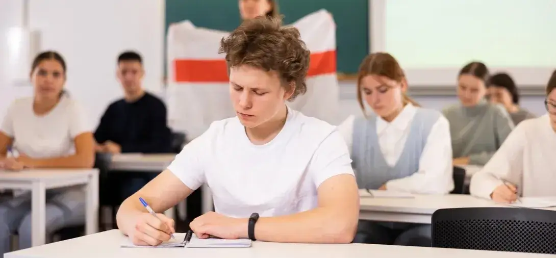 Zdjęcie Czy nauczyciel historii może uczyć WOS? Sprawdź wymagania i kwalifikacje
