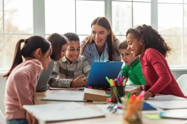 Zdjęcie Ile godzin pracuje pedagog szkolny? Odkryj przepisy i praktyki