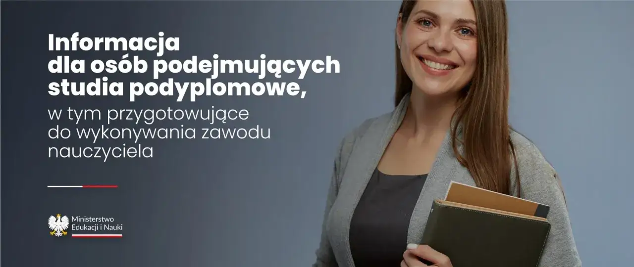 Uśmiechnięta kobieta z notatnikami, symbolizująca przygotowanie pedagogiczne online do zawodu nauczyciela.