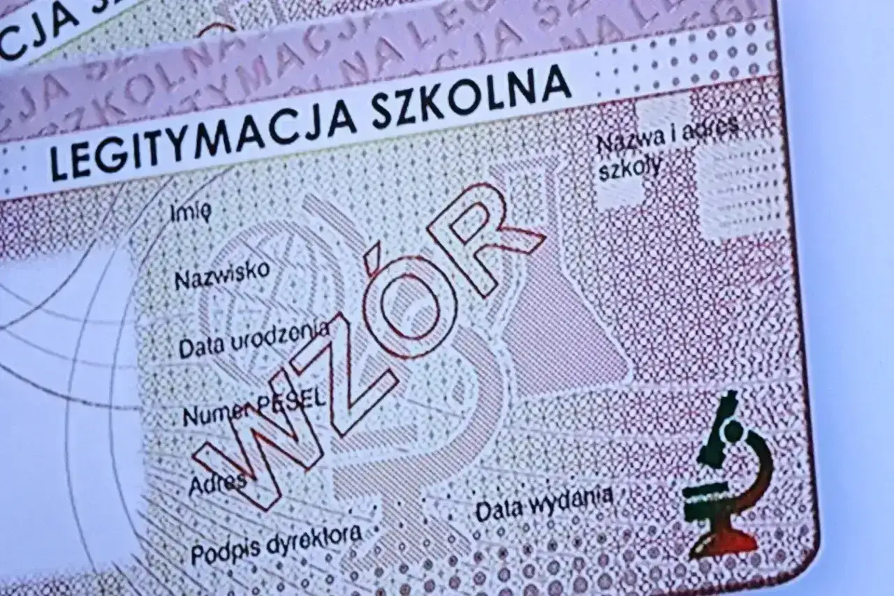 Legitymacja szkolna uprawnia do zniżek do 26. roku życia. Widoczny wzór zawiera dane ucznia i mikroskop.
