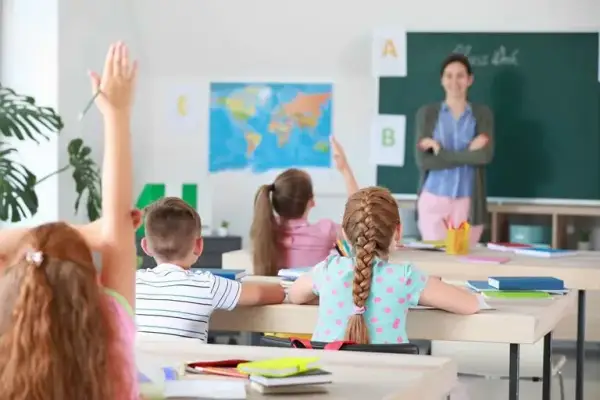 Co to jest absencja szkolna i jak wpływa na uczniów w Polsce?