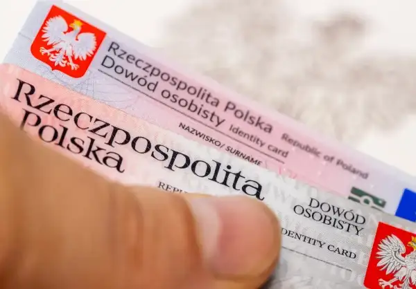 Zbliżenie na polski dowód osobisty trzymany przez palec.
