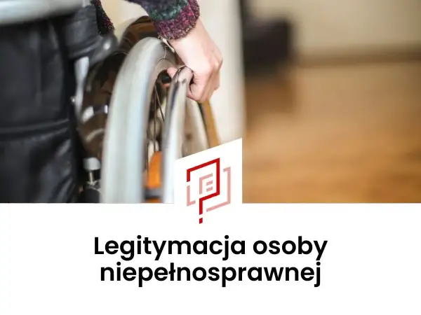 Dłoń trzymająca koło wózka inwalidzkiego.