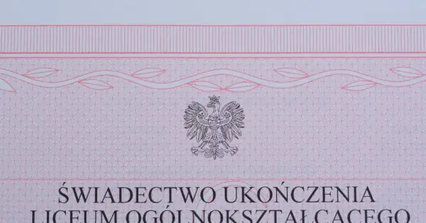Fragment świadectwa ukończenia liceum ogólnokształcącego z godłem Polski.