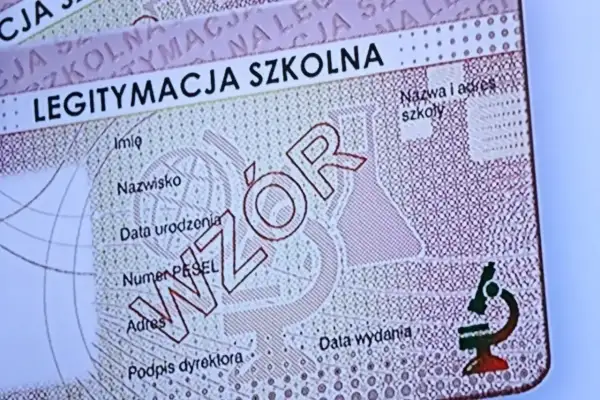 Szukasz informacji, ile kosztuje wyrobienie legitymacji szkolnej? Na zdjęciu widać wzór dokumentu z polami na dane ucznia i szkoły.