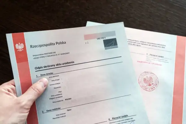 Fragment polskiego odpisu skróconego aktu urodzenia z danymi dziecka i rodziców.