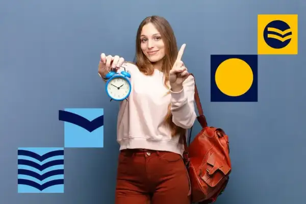 Dziewczyna z budzikiem i plecakiem, wskazująca palcem.
