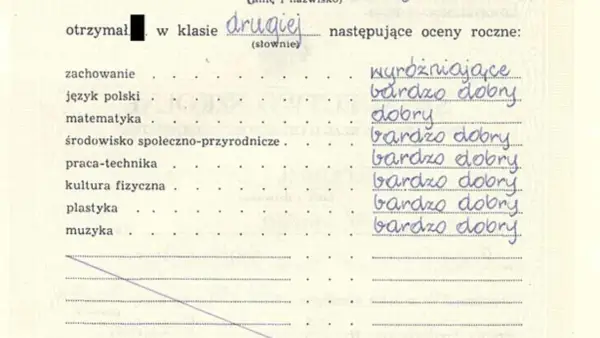 Fragment świadectwa szkolnego z ocenami rocznymi, m.in. z języka polskiego, matematyki, plastyki.