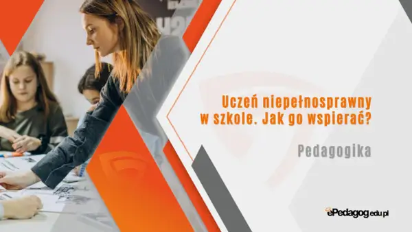 Nauczycielka wspierająca uczniów przy biurku z materiałami edukacyjnymi.