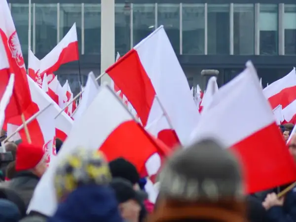 Tłum ludzi z polskimi flagami. Wszyscy świętują, że 27 grudnia wolne.