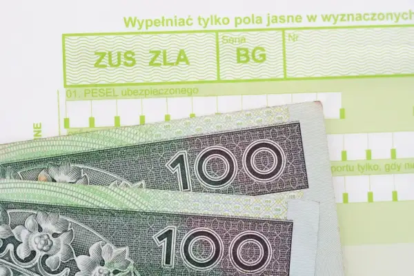 Formularz ZUS ZLA i polskie banknoty 100 zł. Dokumentacja do wypłaty zasiłek chorobowy.