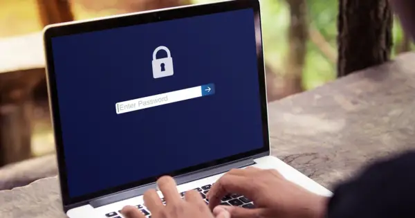 Laptop z ikoną kłódki i polem do wpisania hasła.