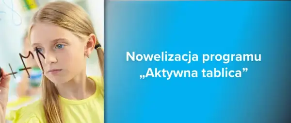 Dziewczynka pisze markerem na szklanej tablicy, na tle tekstu "Nowelizacja programu „Aktywna tablica”".