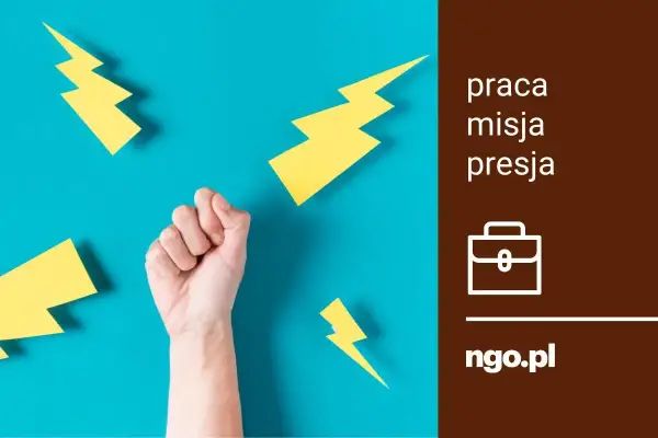 Zaciśnięta pięść na tle niebieskim z żółtymi błyskawicami. Obok tekst: "praca misja presja" i logo ngo.pl.