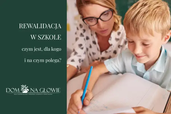 Nauczycielka w okularach pomaga chłopcu pisać w zeszycie.