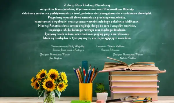 Bukiet słoneczników, stos książek, przybory szkolne i lupa na tle tablicy.