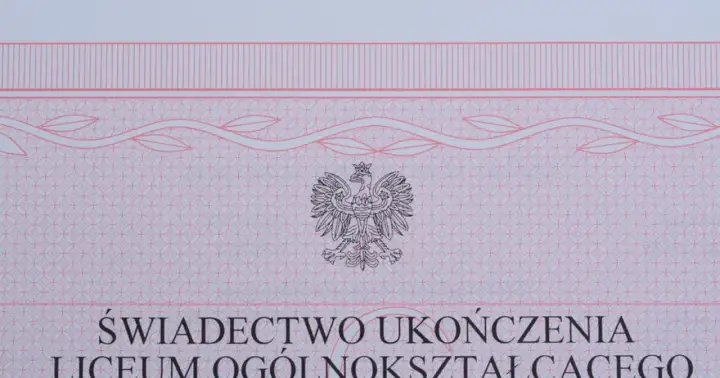 Fragment świadectwa ukończenia liceum ogólnokształcącego z godłem Polski.